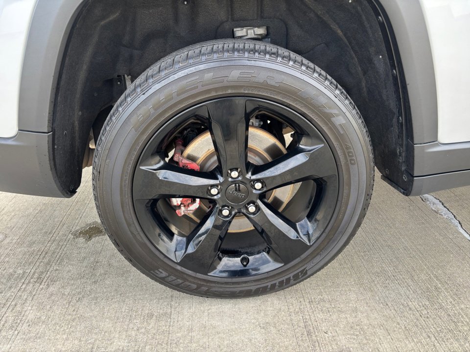 Used 2023 Jeep Grand Cherokee L Laredo image 27