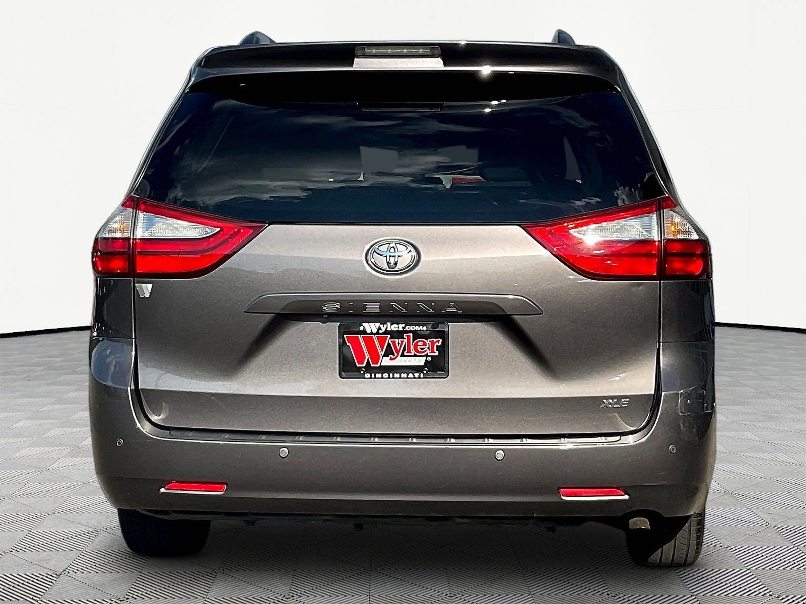 Used 2015 Toyota Sienna XLE Premium FWD image 5