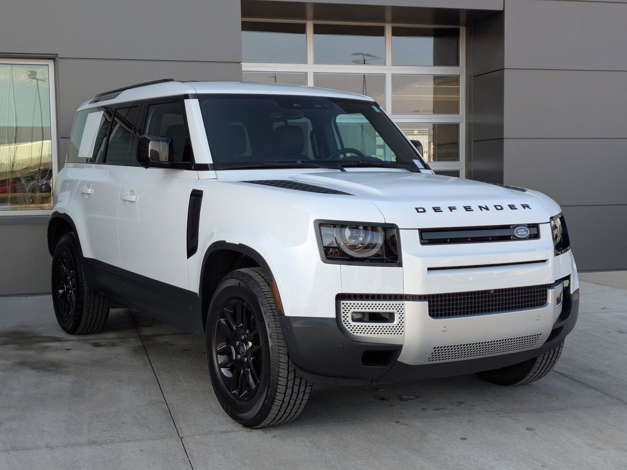 Used 2025 Land Rover Defender 110 S image 3