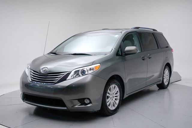 Used 2014 Toyota Sienna XLE FWD image 1