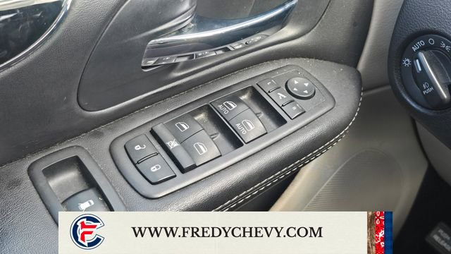 Used 2014 Chrysler Town & Country Touring-L FWD image 7