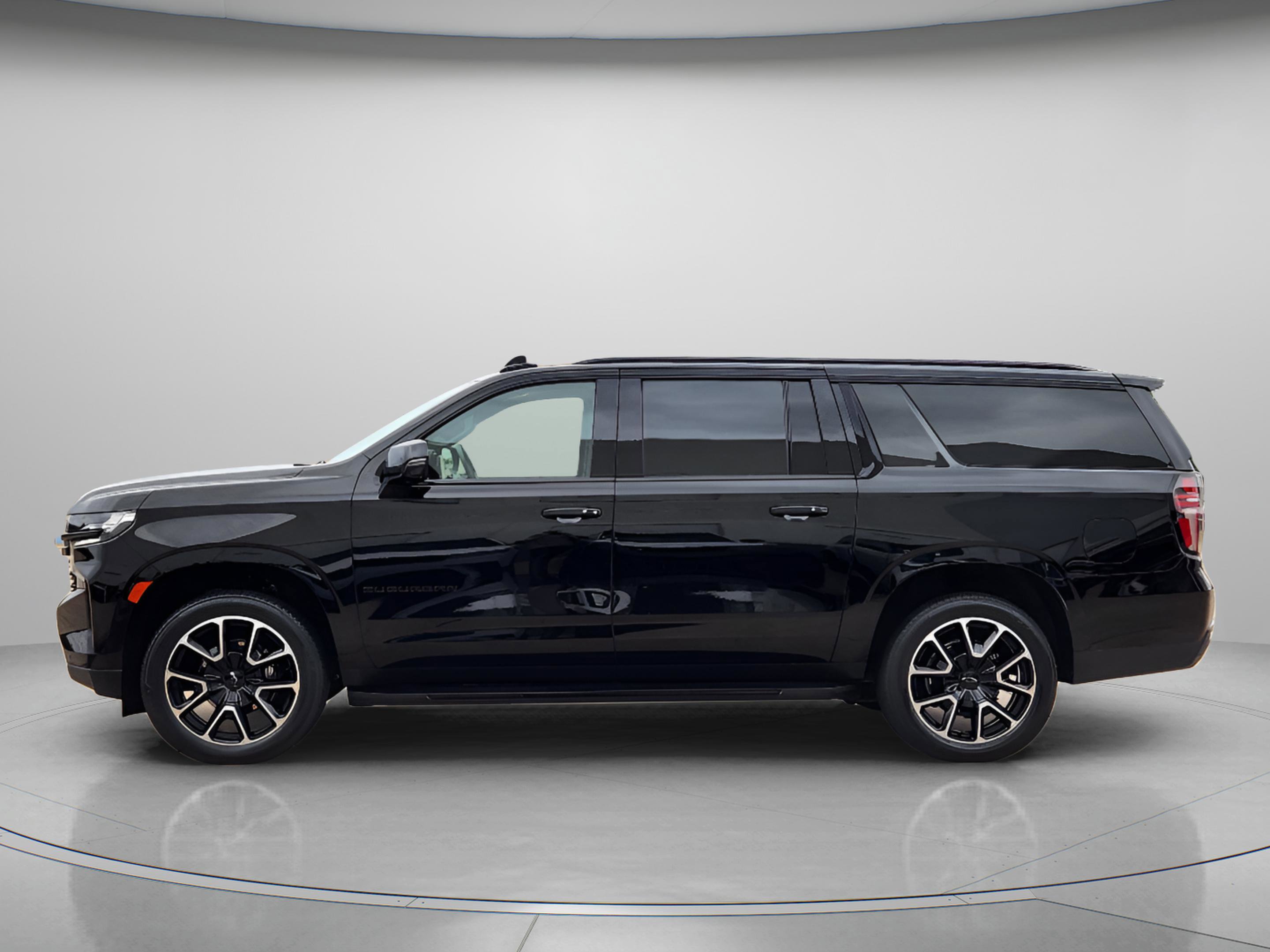Used 2024 Chevrolet Suburban RST w/ Luxury Package AWD/4WD image 2