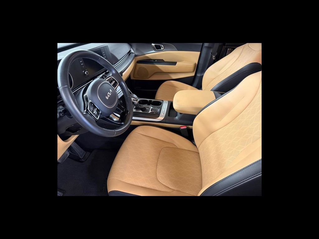 Used 2024 Kia Carnival LX FWD image 11