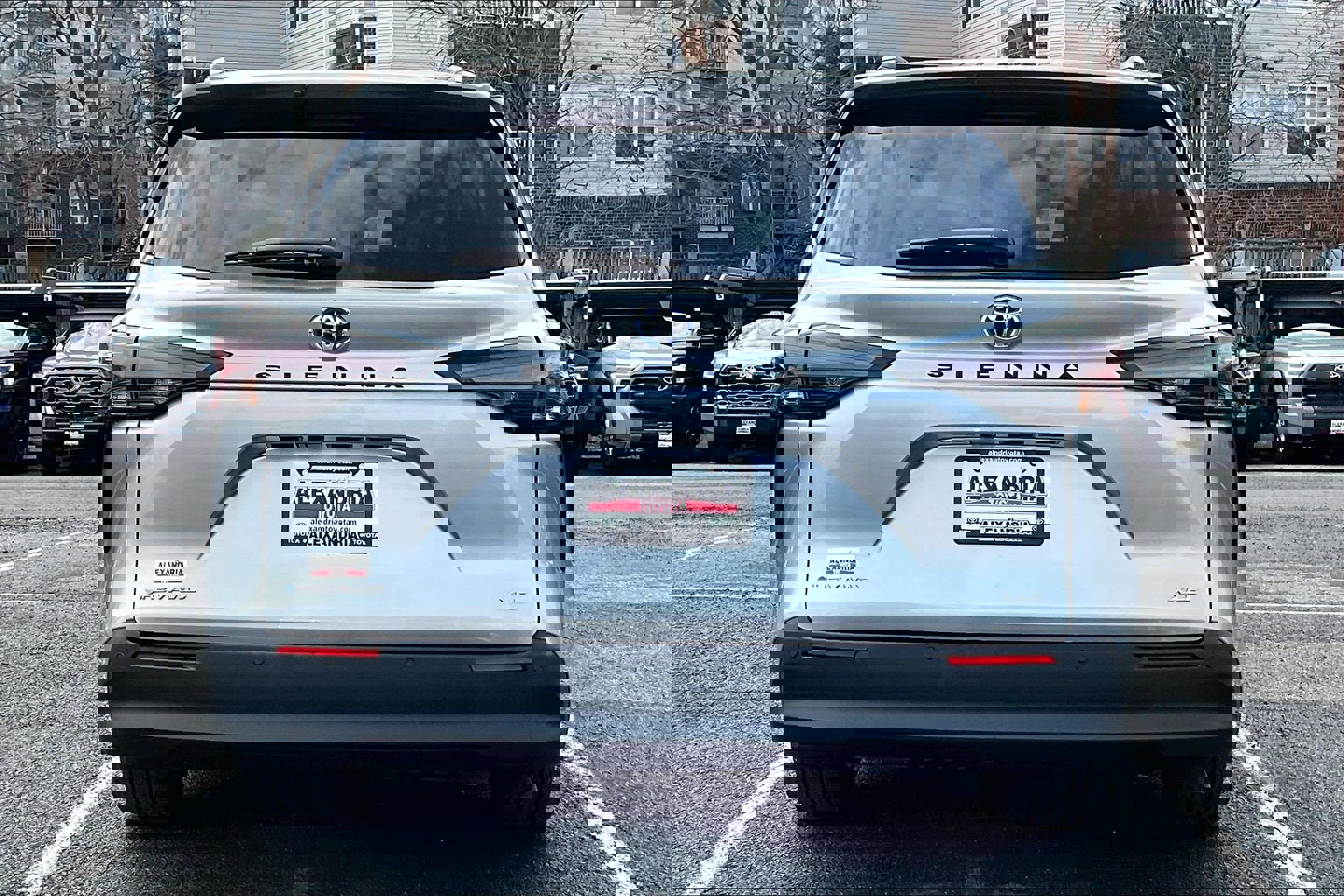 Used 2025 Toyota Sienna XLE w/ XLE Plus Package image 4