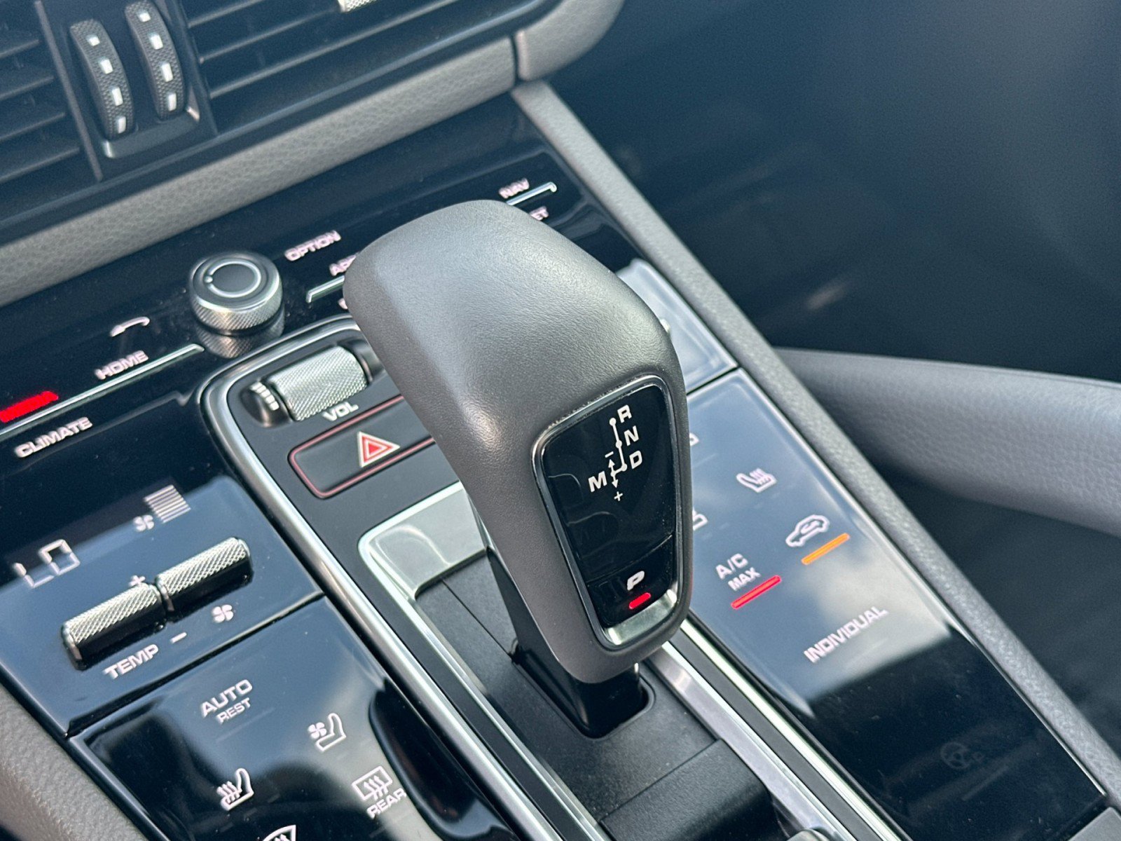 Certified 2023 Porsche Cayenne Platinum Edition image 22