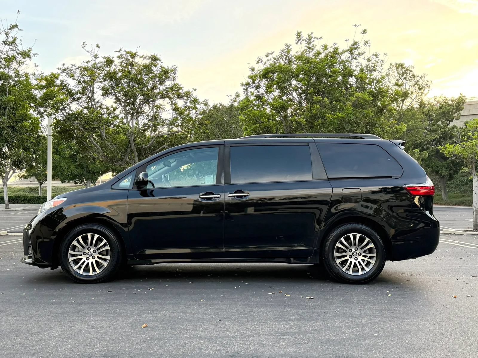 Used 2020 Toyota Sienna XLE w/ XLE Navigation Package FWD image 6