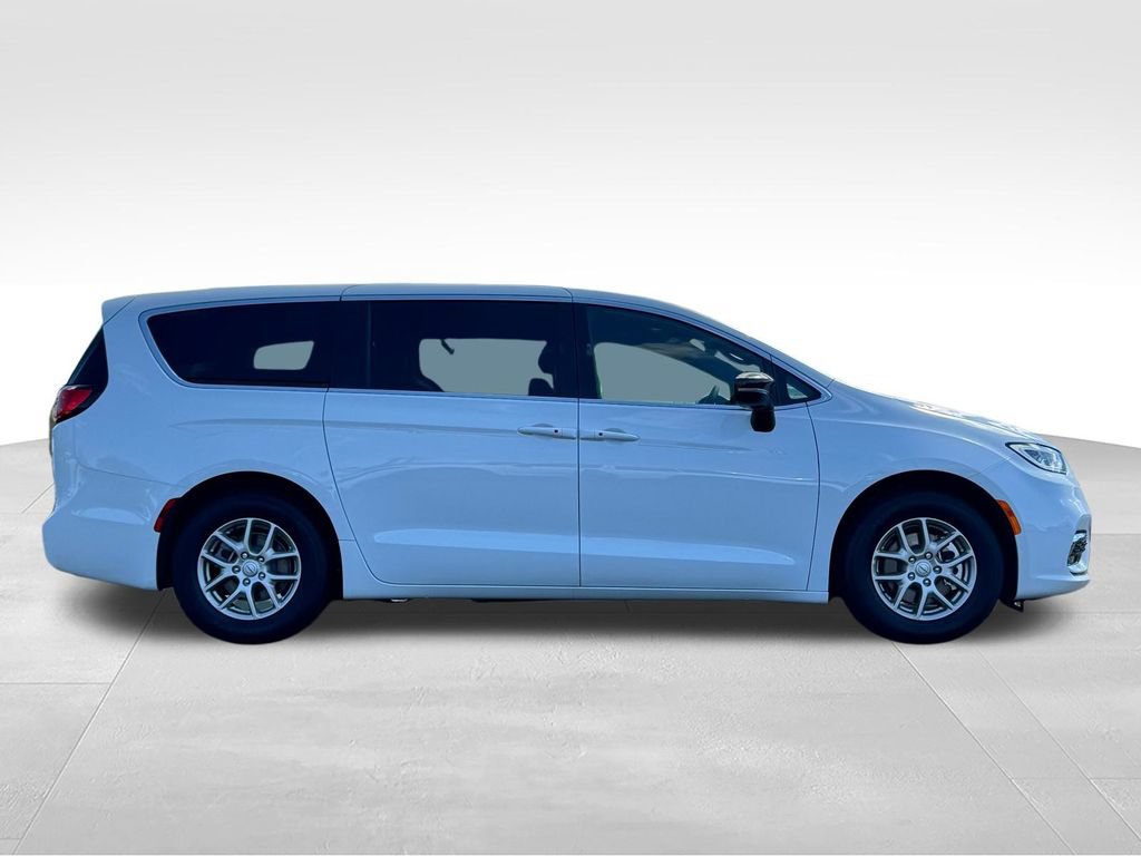 New 2026 Chrysler Pacifica Select FWD image 8