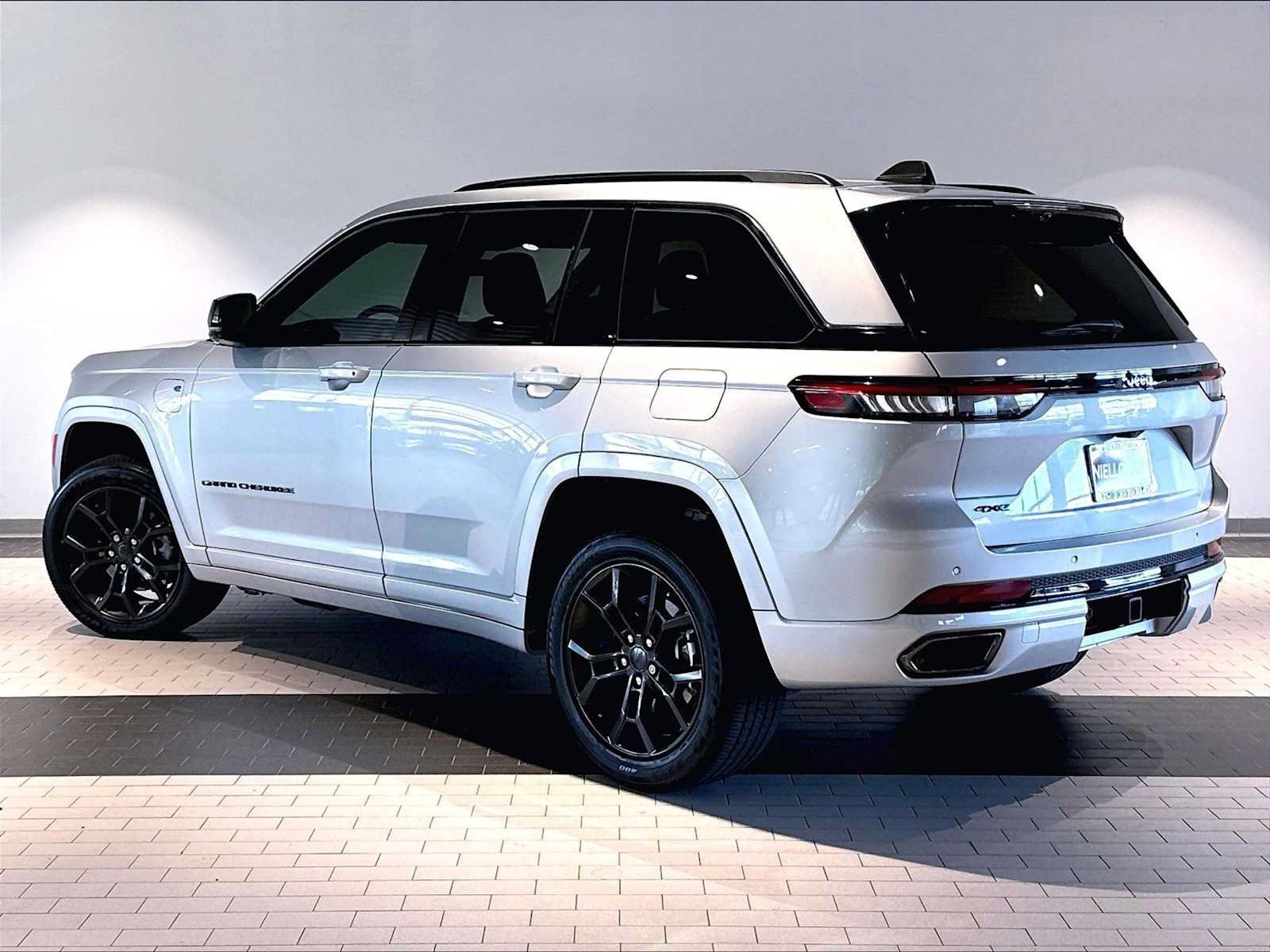 Used 2023 Jeep Grand Cherokee 30th Anniversary AWD/4WD image 3