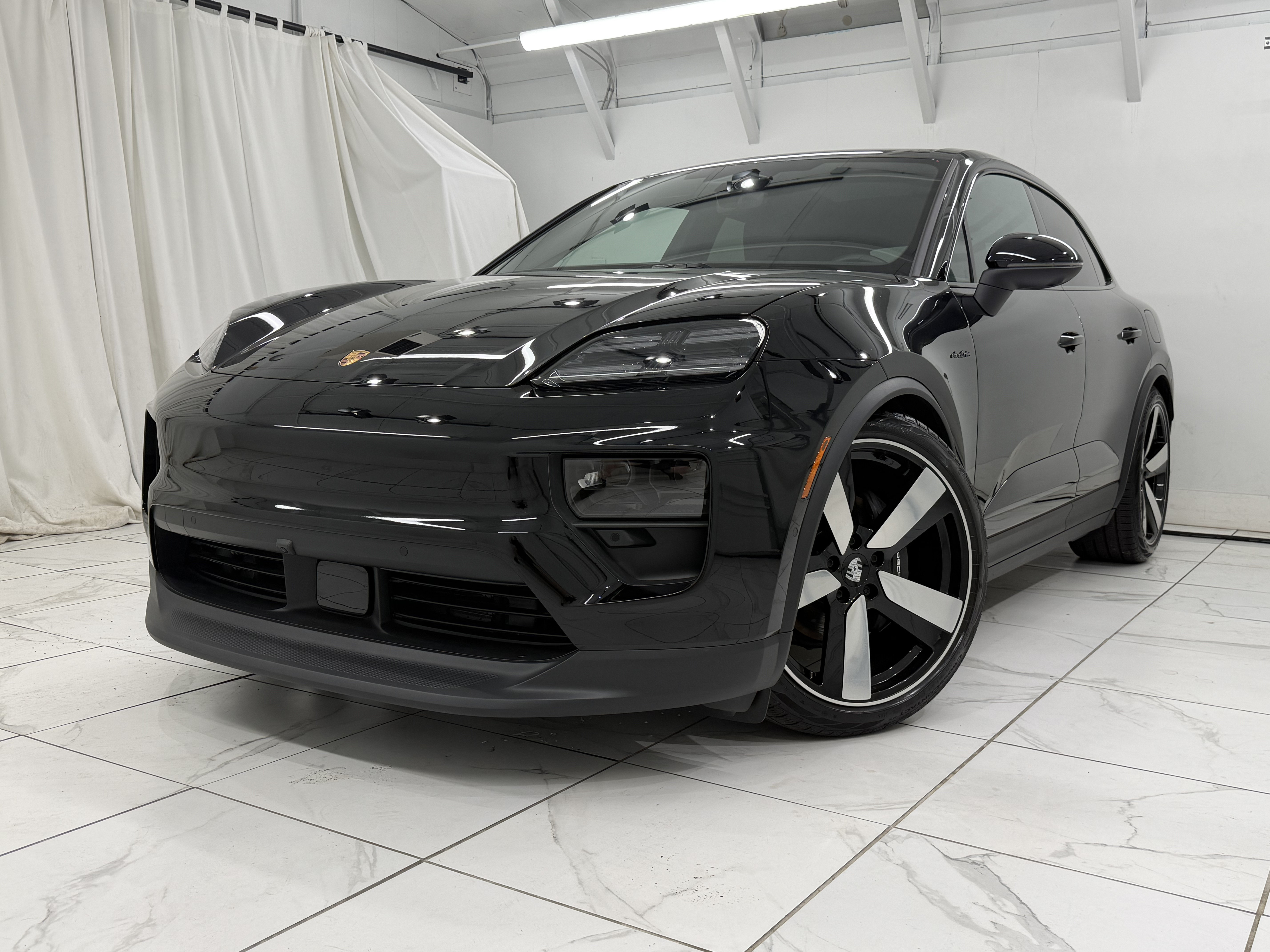 Certified 2025 Porsche Macan Electric RWD image 8