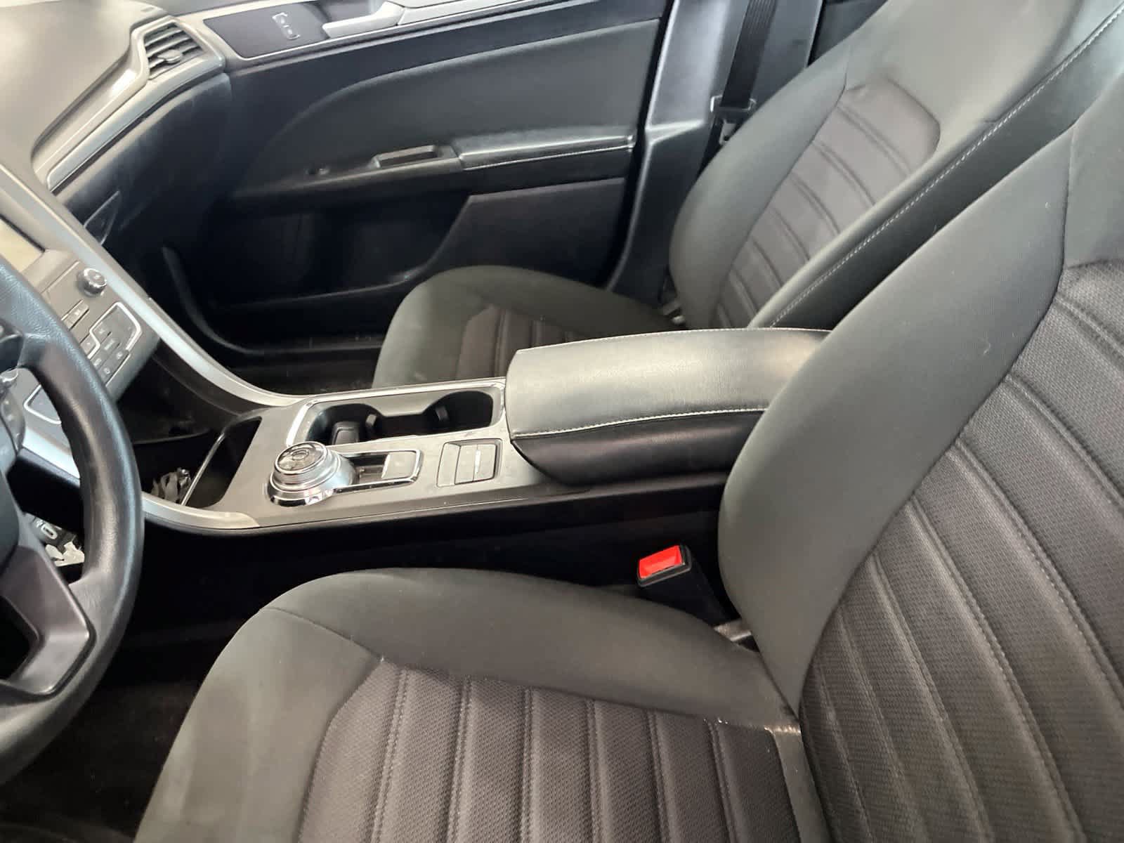 Used 2020 Ford Fusion SE FWD image 23