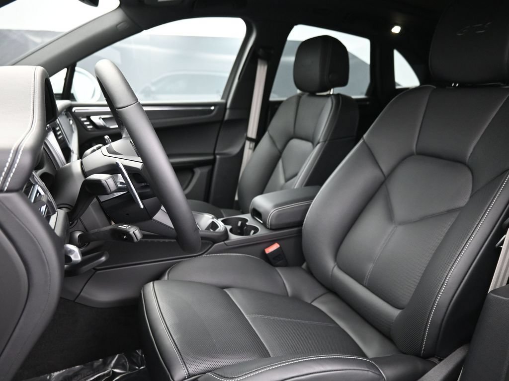 Certified 2025 Porsche Macan GTS AWD/4WD image 5