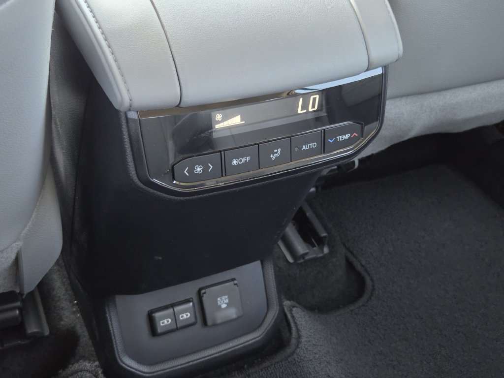 Used 2026 Toyota Highlander Limited AWD/4WD image 16