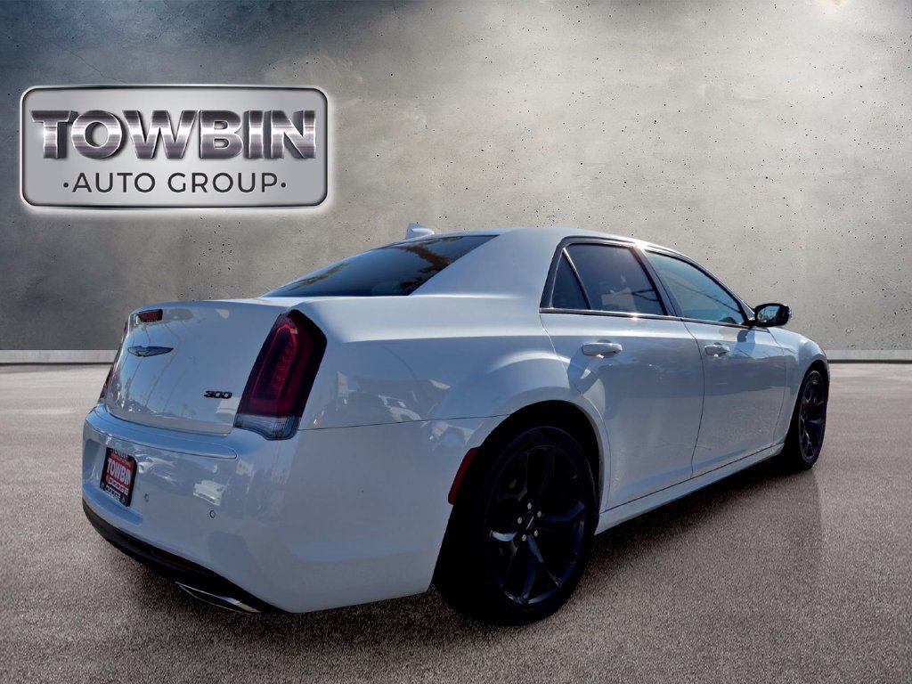 Used 2022 Chrysler 300 Touring L w/ Popular Equipment Group RWD image 4