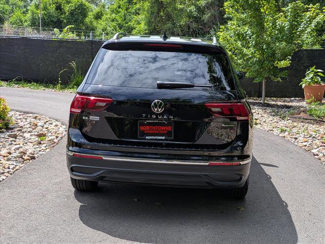 Used 2024 Volkswagen Tiguan SE w/ Panoramic Sunroof Package AWD/4WD image 4