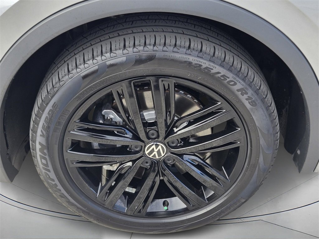 Used 2022 Volkswagen Tiguan SE R-Line image 9