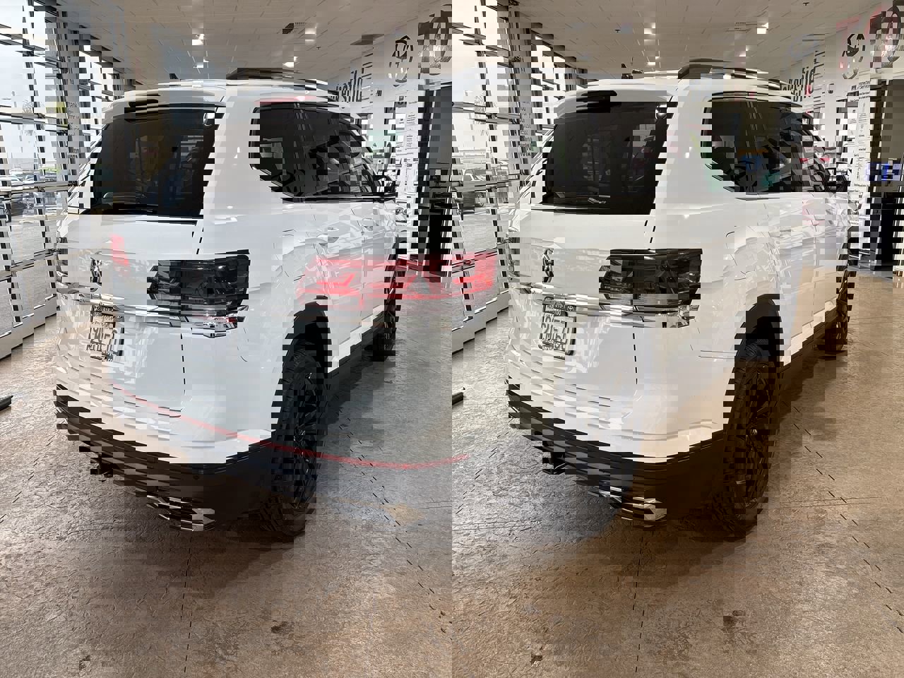 Used 2022 Volkswagen Atlas SE image 2