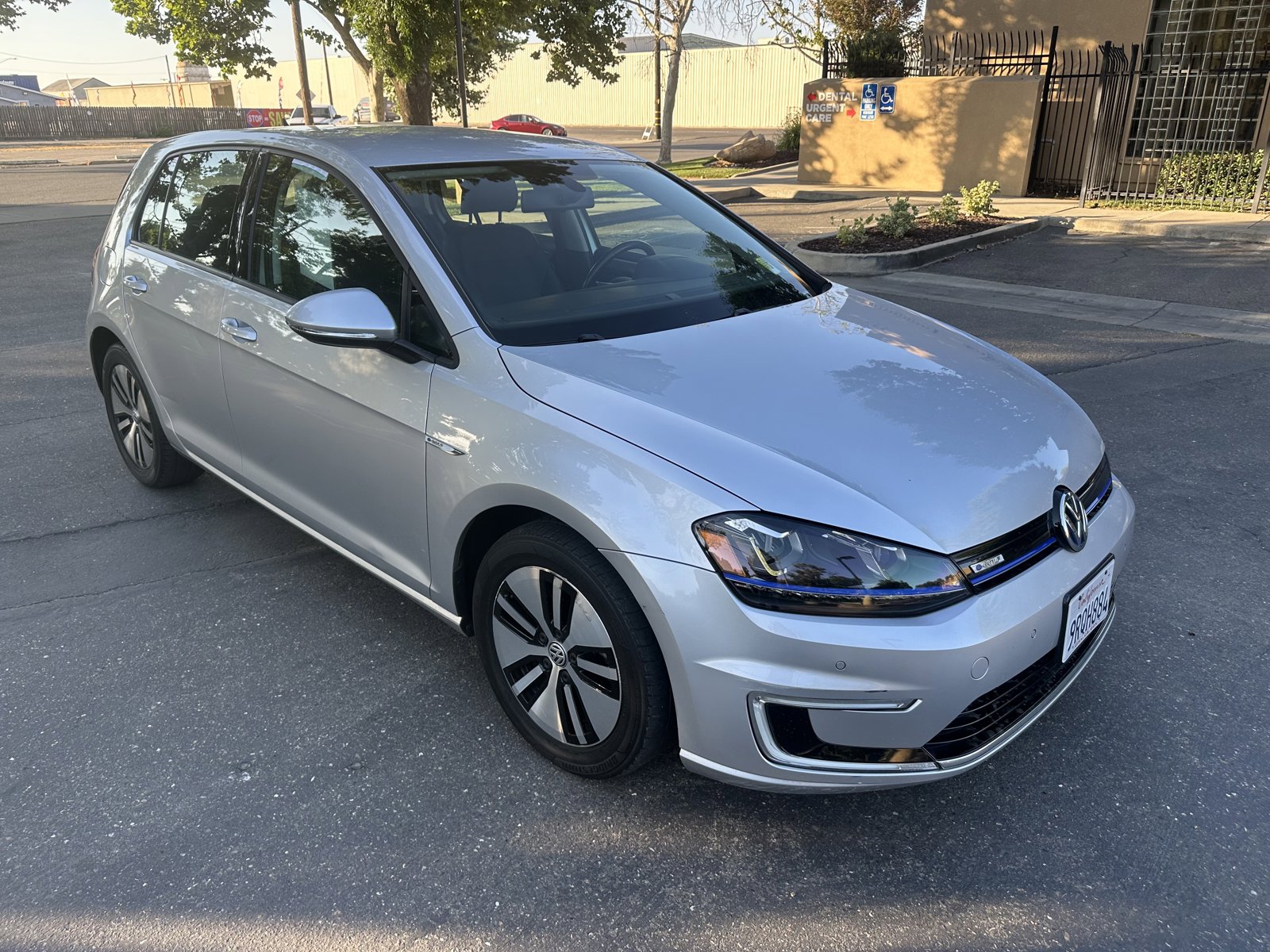 Used 2015 Volkswagen e-Golf SEL Premium image 3