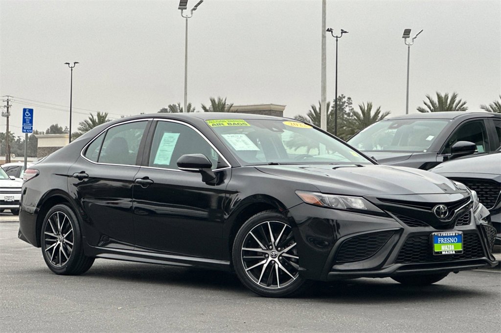 Used 2022 Toyota Camry SE image 3