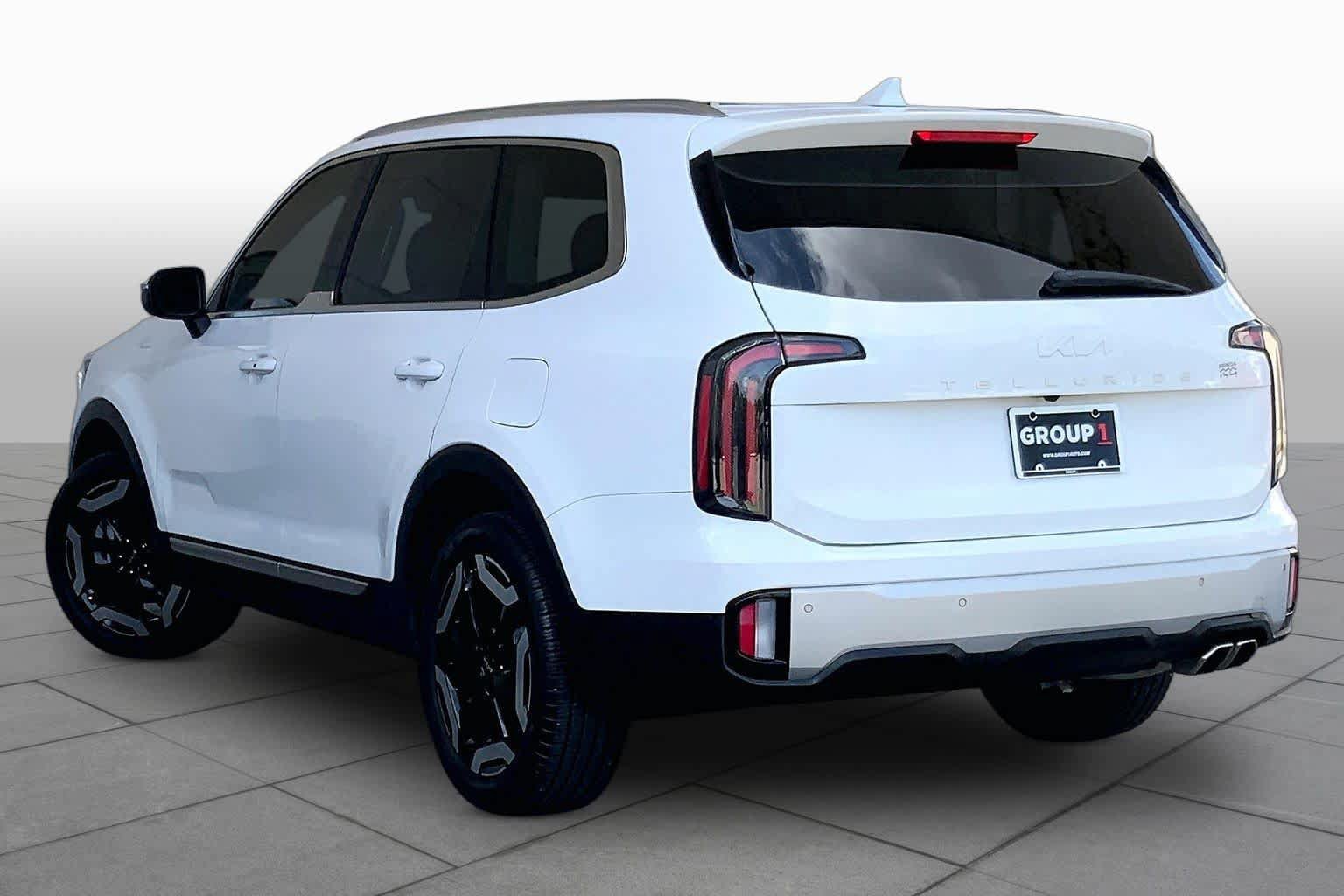Used 2023 Kia Telluride EX w/ EX Captain's Chair Package FWD image 12