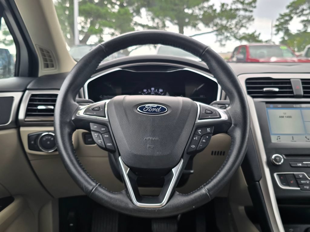 Used 2017 Ford Fusion SE w/ Fusion SE Technology Package FWD image 15