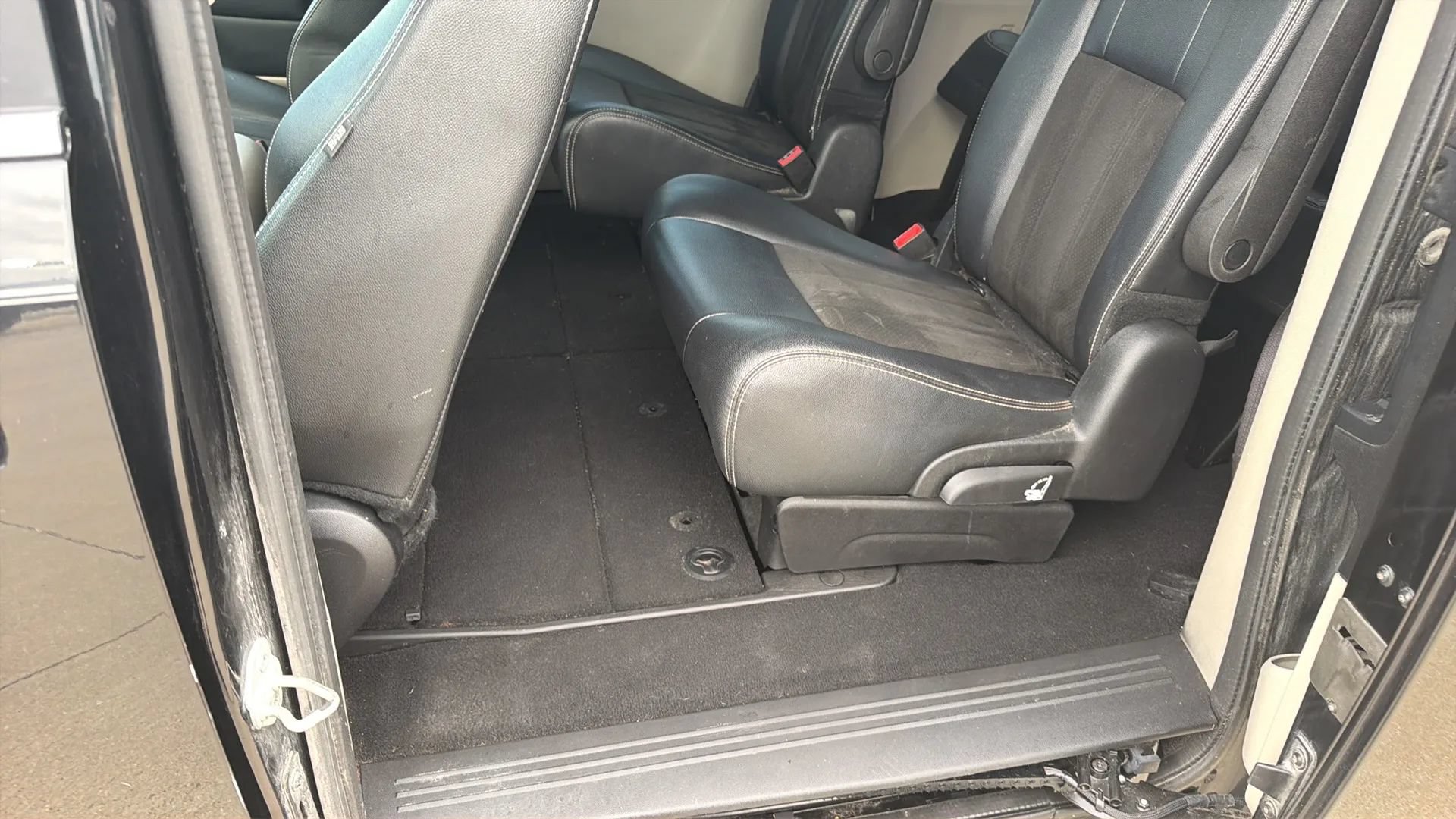 Used 2019 Dodge Grand Caravan SXT w/ Driver Convenience Group FWD image 48