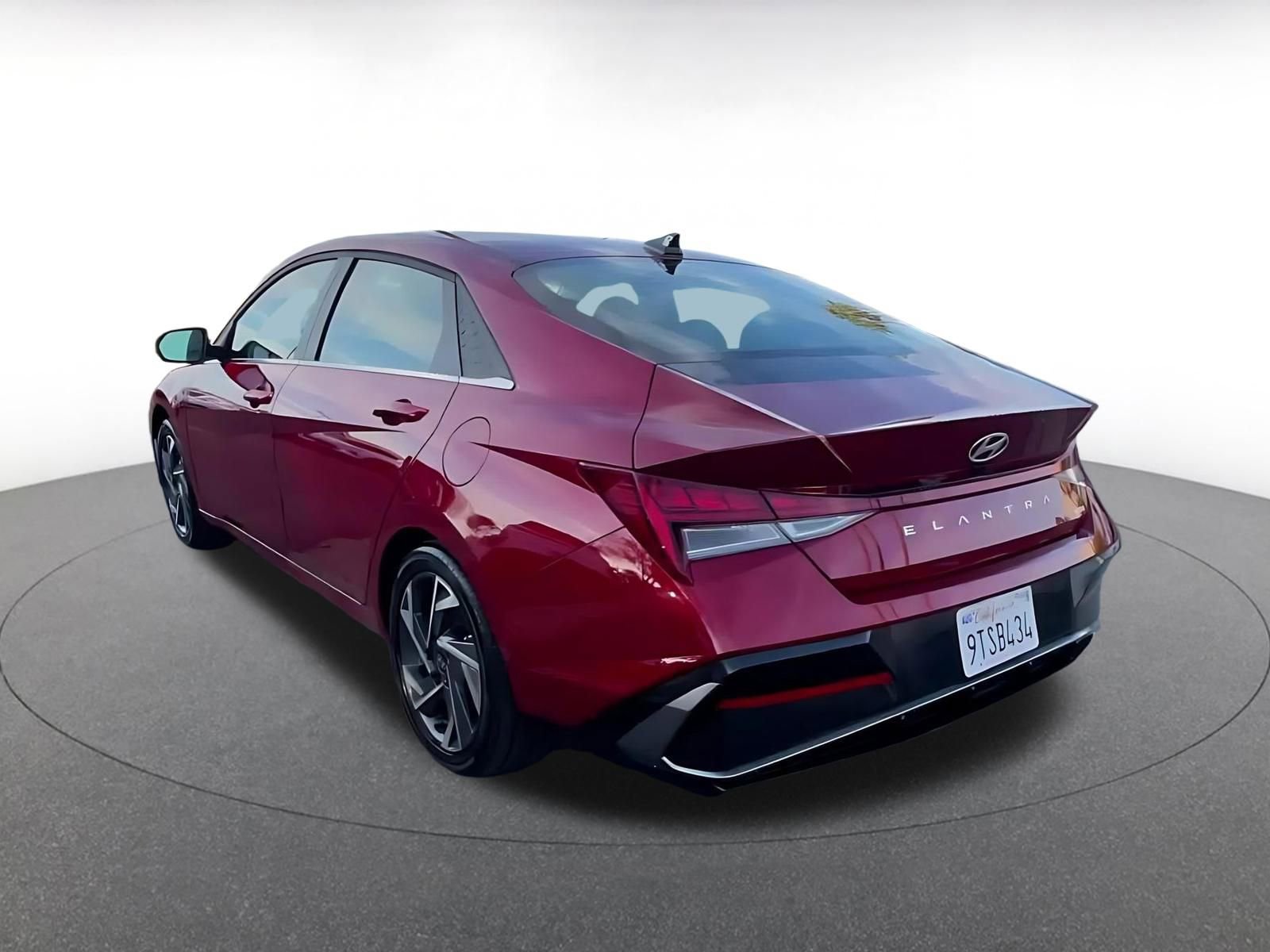 Used 2025 Hyundai Elantra Limited image 10