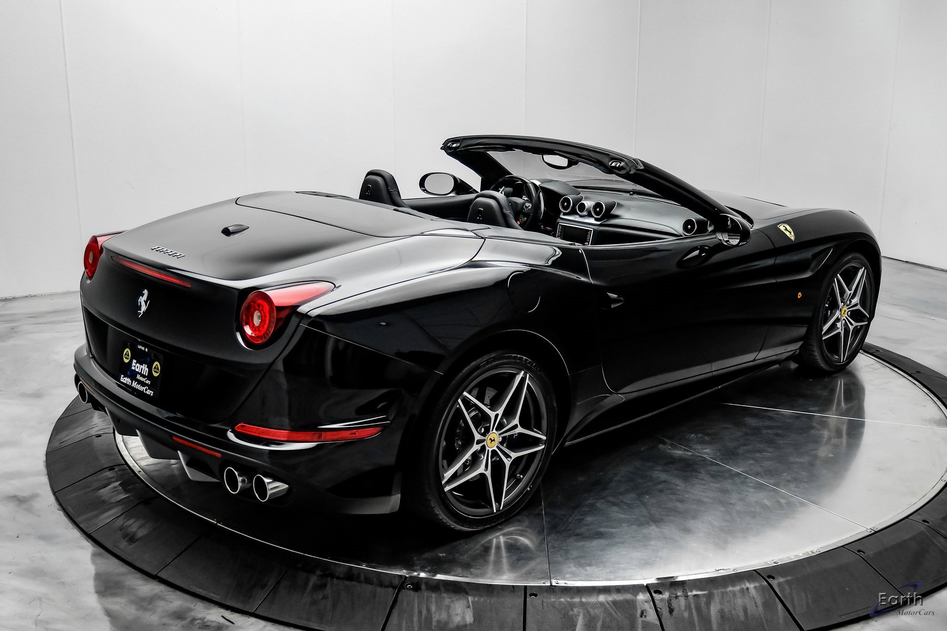 Used 2016 Ferrari California T image 16