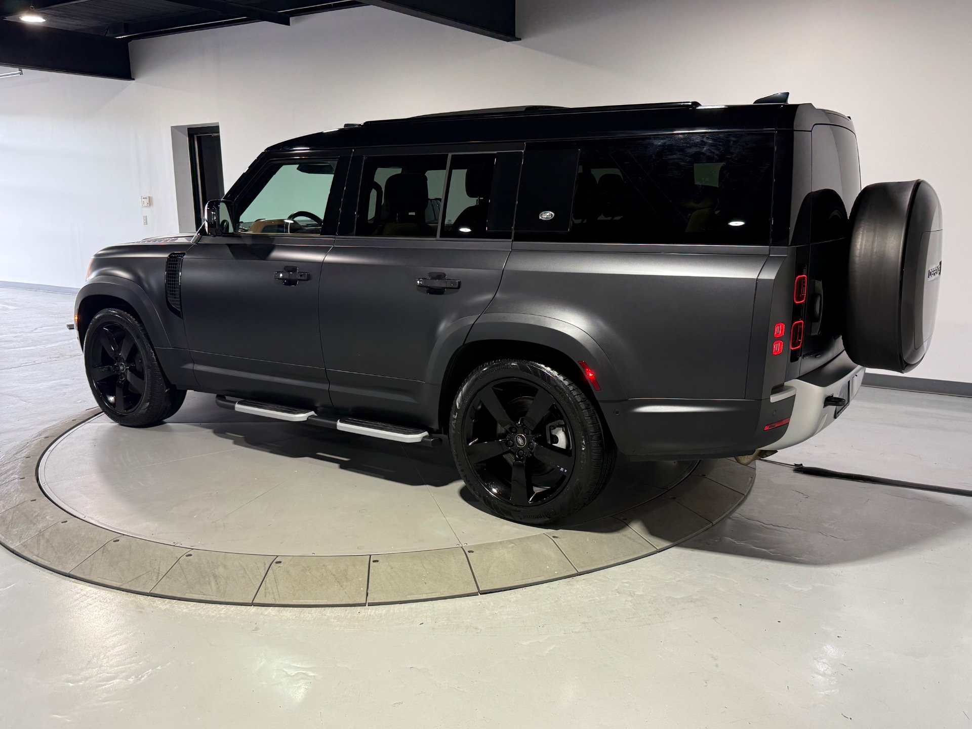 Used 2023 Land Rover Defender 130 SE AWD/4WD image 10