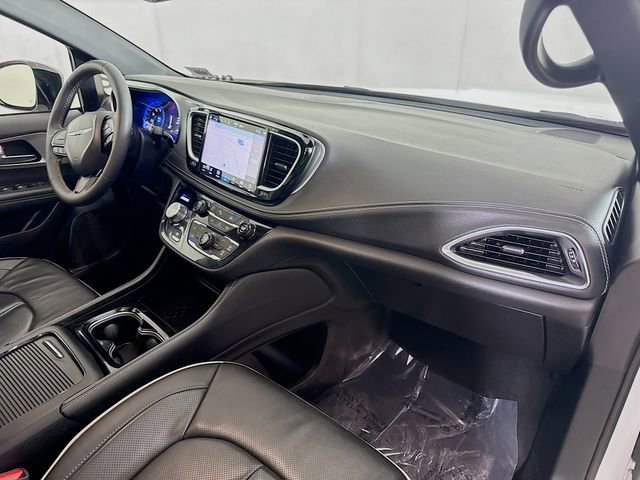 Used 2025 Chrysler Pacifica Limited image 30