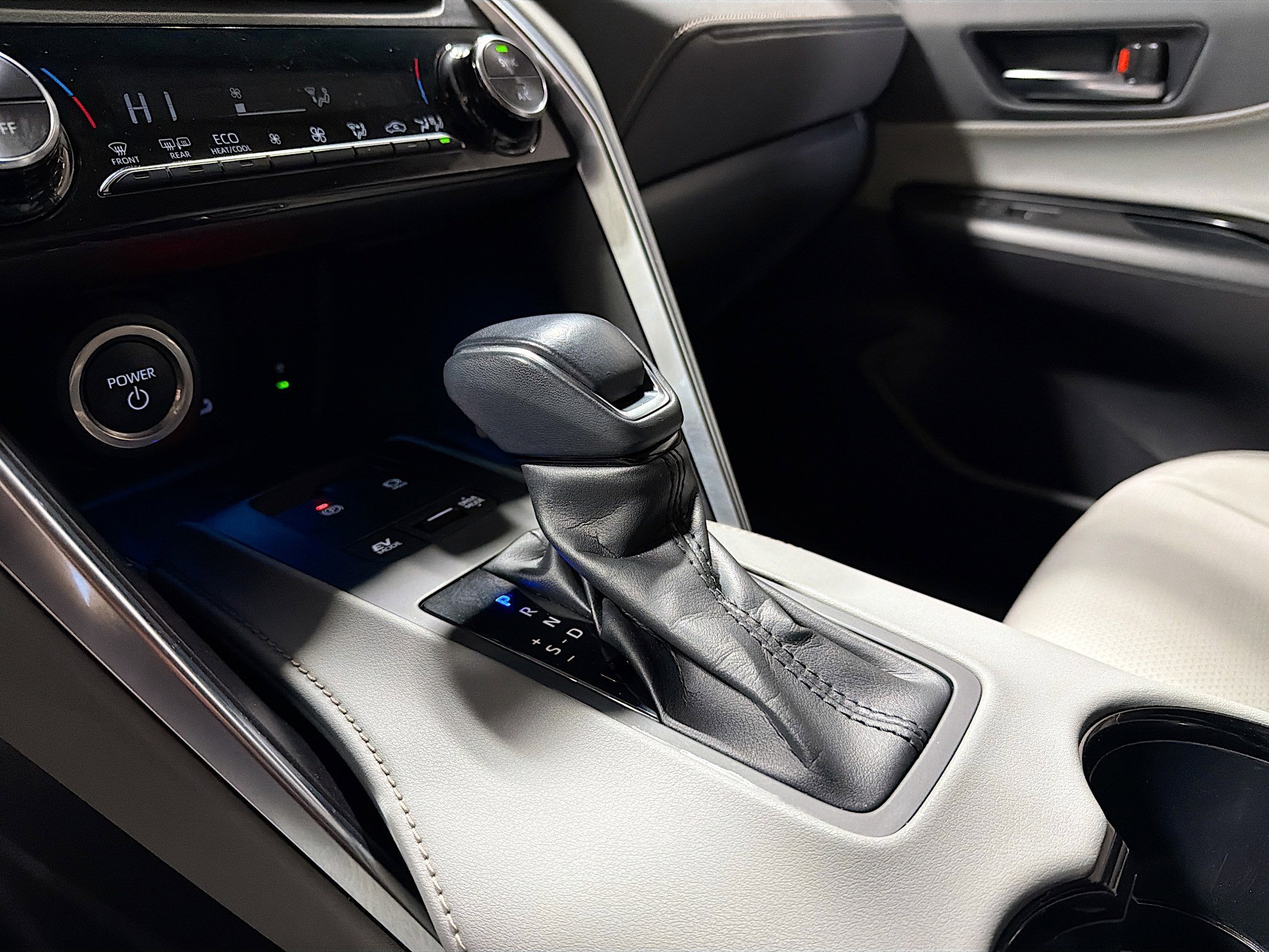 Used 2023 Toyota Venza LE image 18