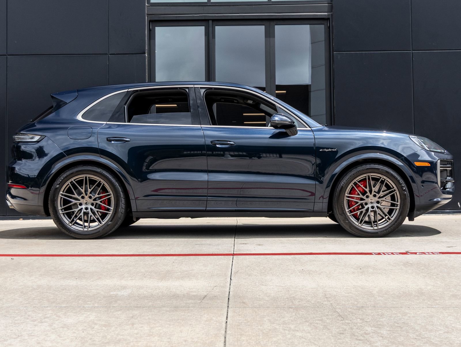 Used 2025 Porsche Cayenne Turbo AWD/4WD image 12