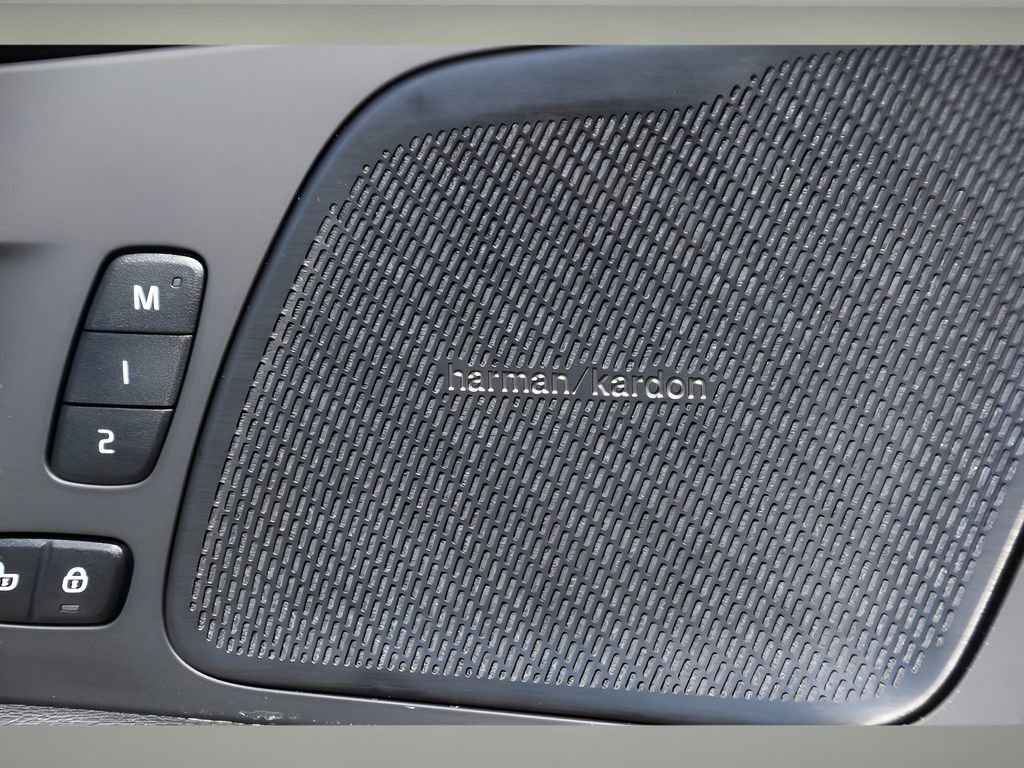 Certified 2024 Volvo XC60 T8 Plus w/ Protection Package Premier image 29