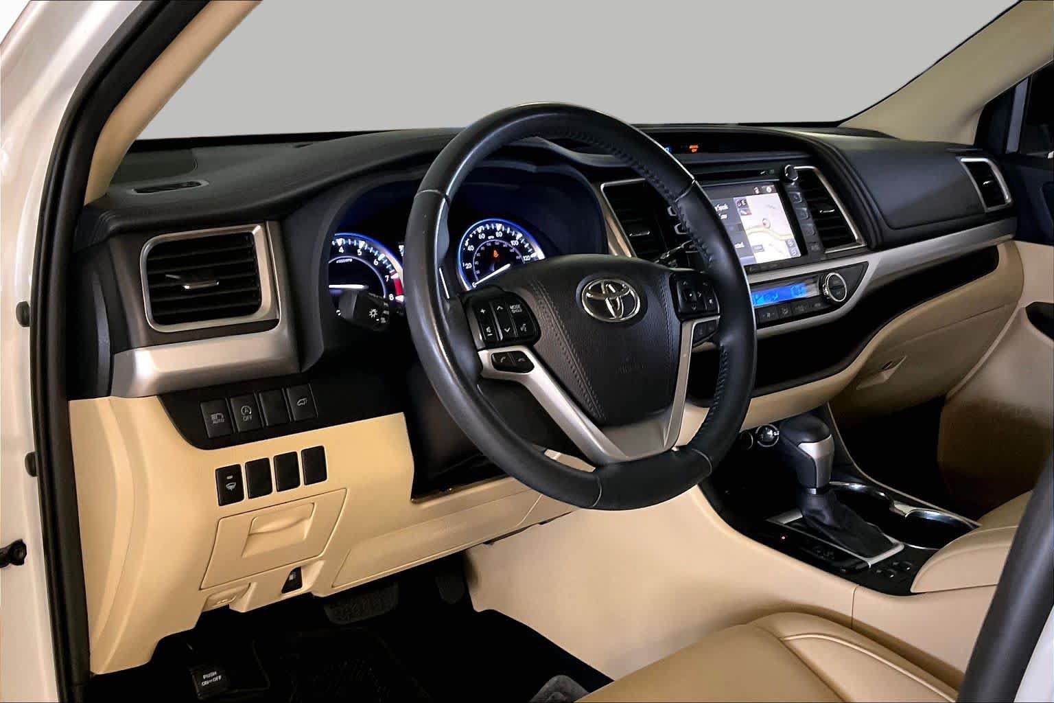 Used 2019 Toyota Highlander XLE FWD image 16