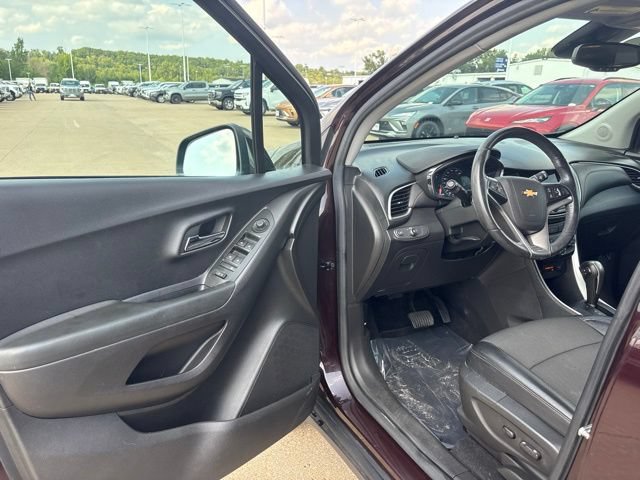 Used 2022 Chevrolet Trax LT w/ LT Convenience Package AWD/4WD image 9