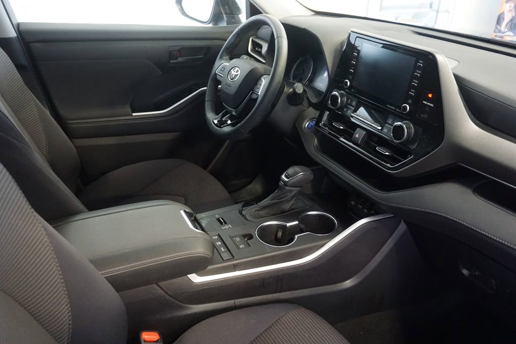 Used 2021 Toyota Highlander LE AWD/4WD image 23