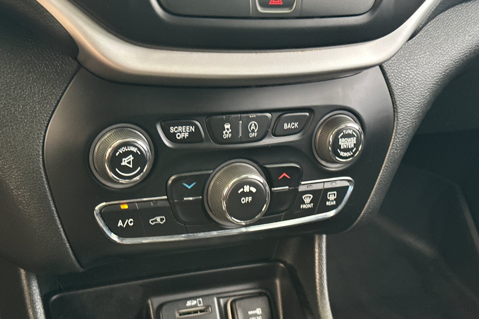 Used 2018 Jeep Cherokee Latitude Plus AWD/4WD image 21