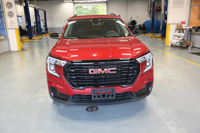 Used 2024 GMC Terrain SLE w/ Driver Convenience Package FWD image 2