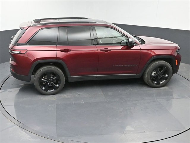 Used 2025 Jeep Grand Cherokee Limited w/ Luxury Tech Group II image 34