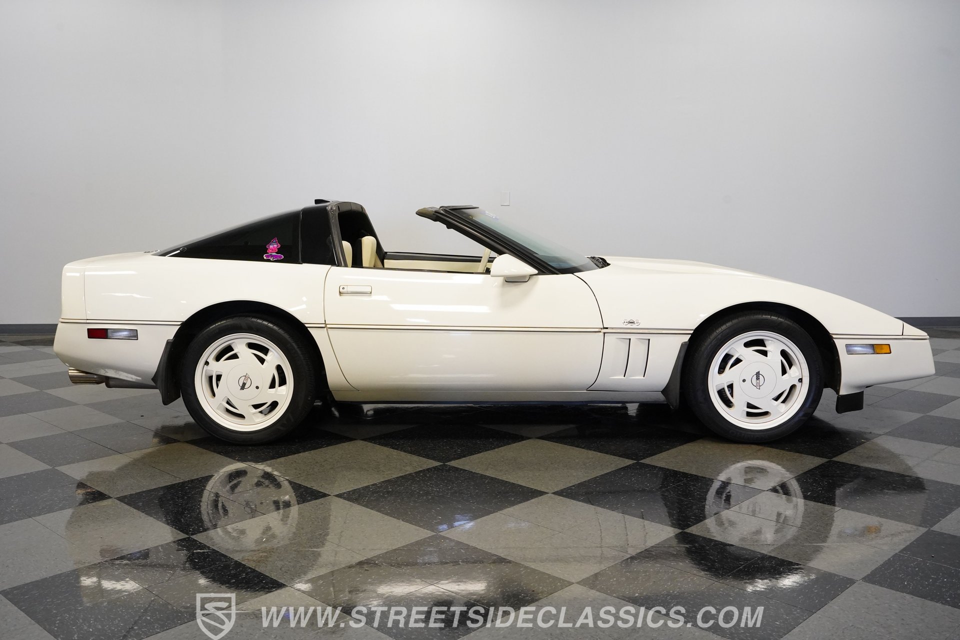 Used 1988 Chevrolet Corvette Coupe RWD image 15