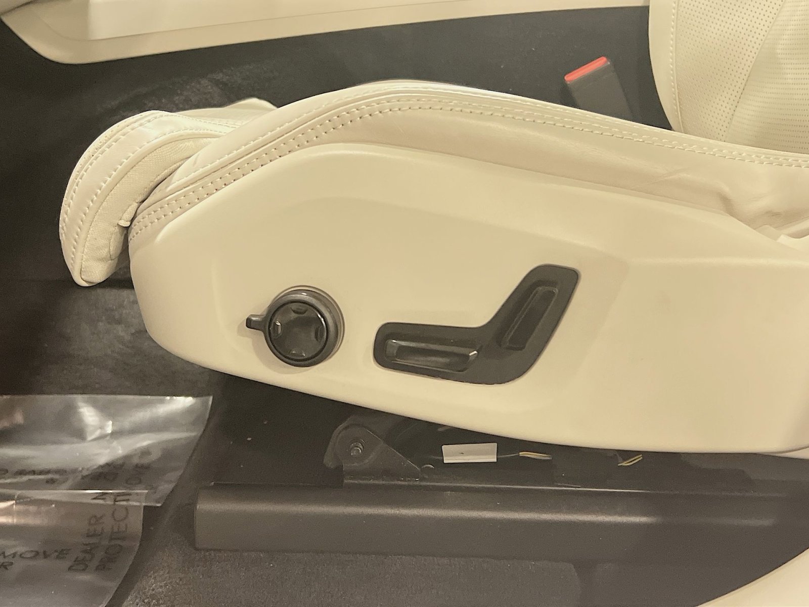 Certified 2023 Volvo XC60 B6 Ultimate w/ Protection Package Premier image 14