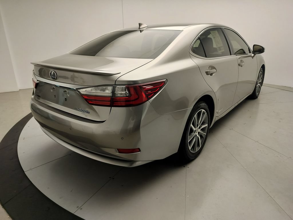 Used 2017 Lexus ES 300h FWD image 3
