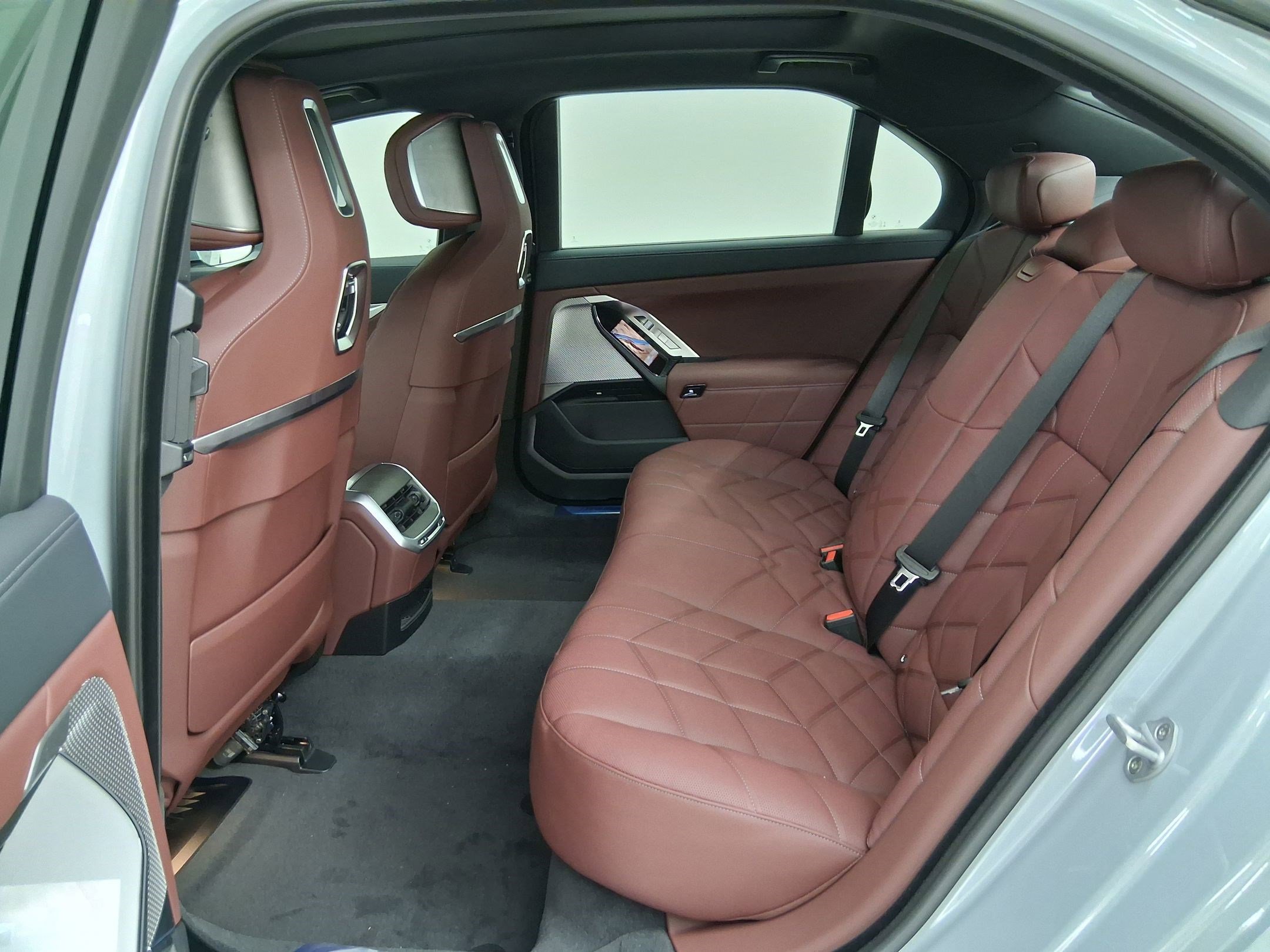 New 2026 BMW 750e xDrive w/ Premium Package AWD/4WD image 13