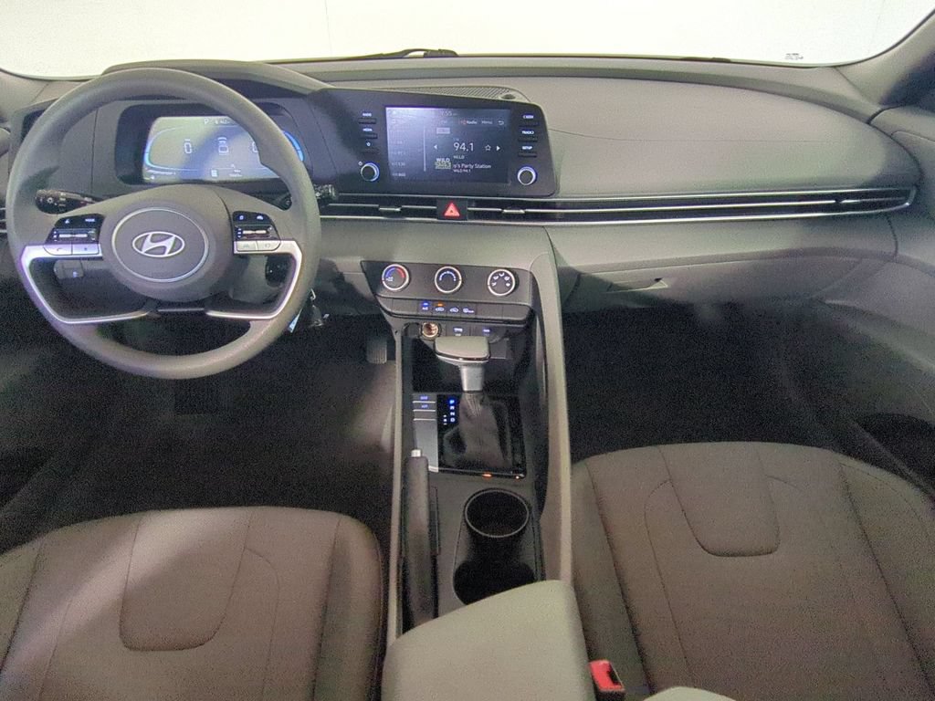 Used 2025 Hyundai Elantra SE FWD image 16