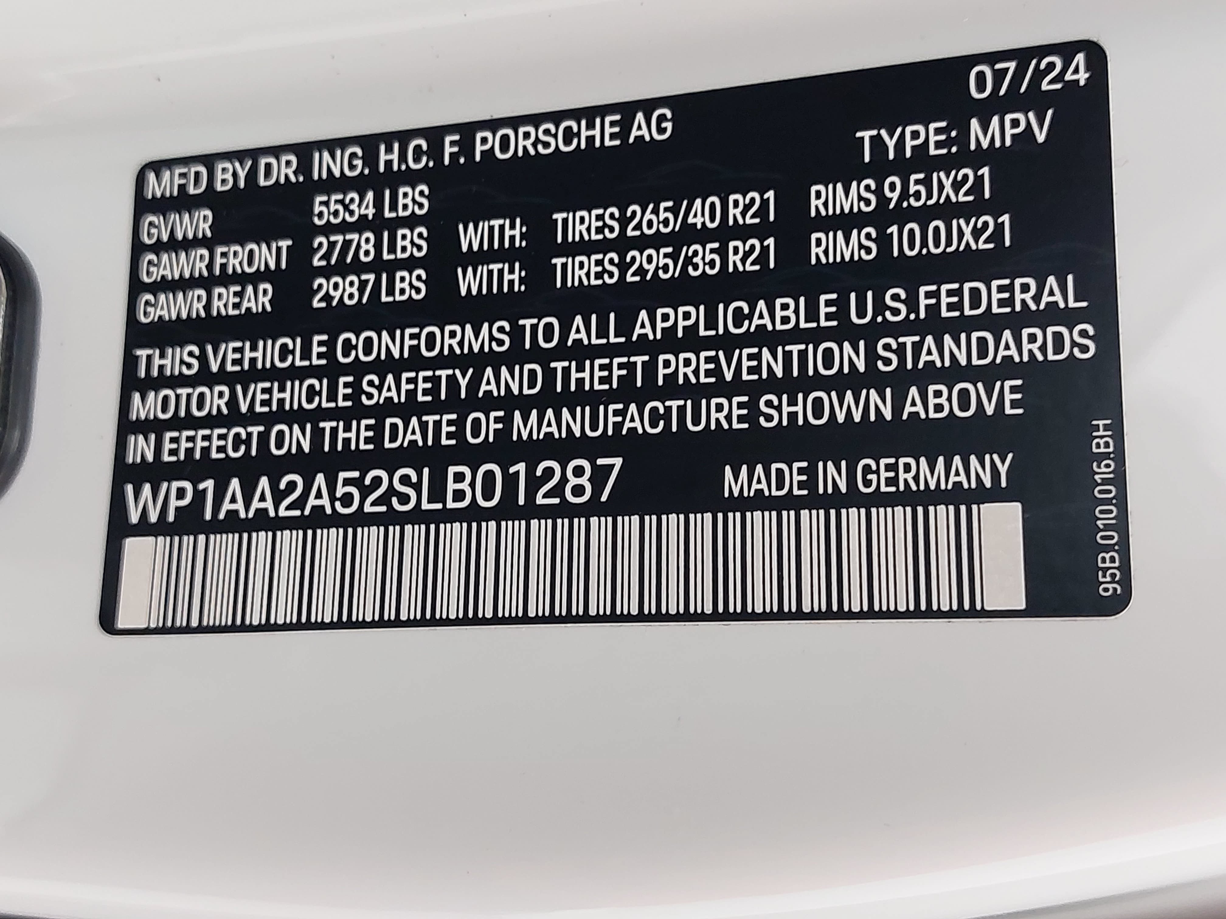 Certified 2025 Porsche Macan AWD/4WD image 38