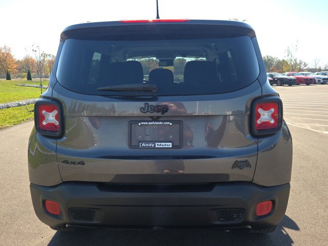 Used 2016 Jeep Renegade Latitude AWD/4WD image 9