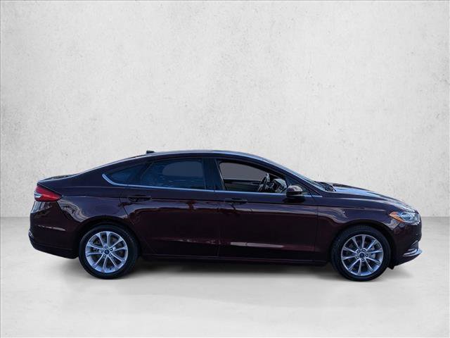 Used 2017 Ford Fusion SE w/ Fusion SE Technology Package image 4