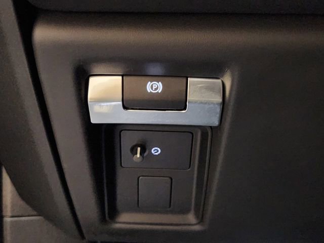 Used 2025 Land Rover Defender 110 image 21