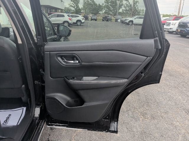 Used 2024 Nissan Rogue SL AWD/4WD image 11