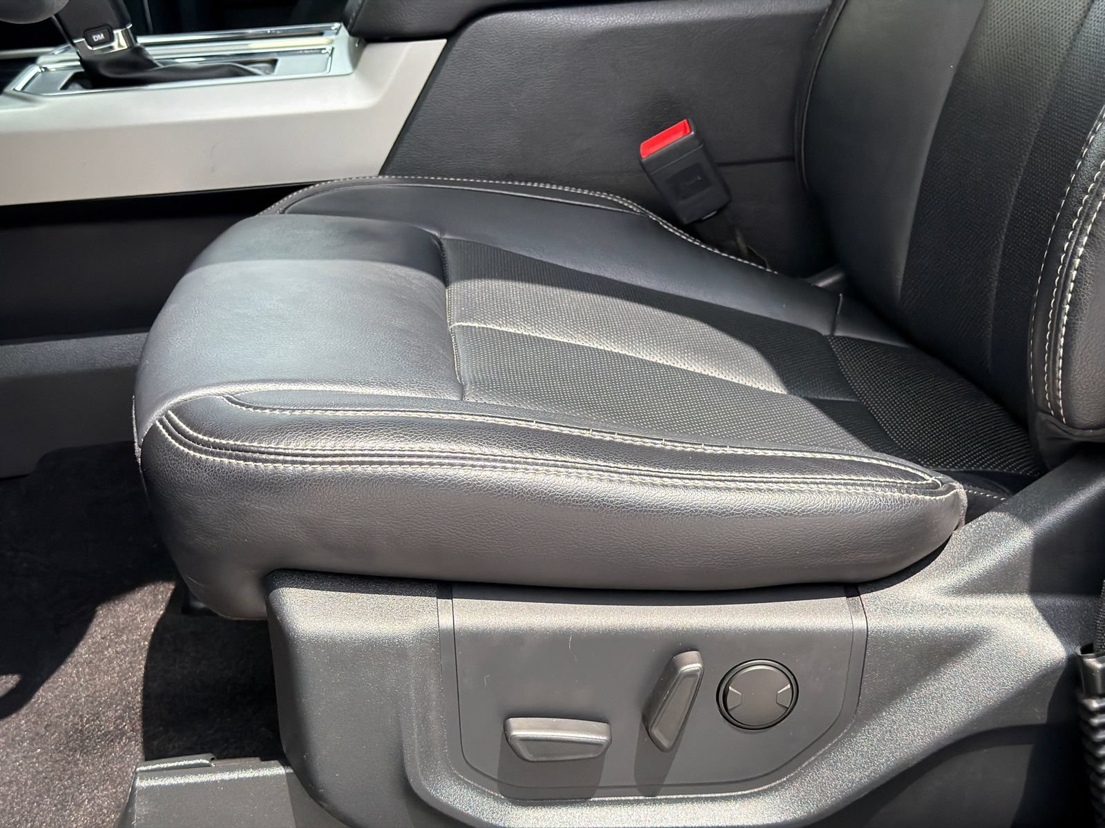 Used 2019 Ford F150 Lariat w/ Equipment Group 502A Luxury AWD/4WD image 16