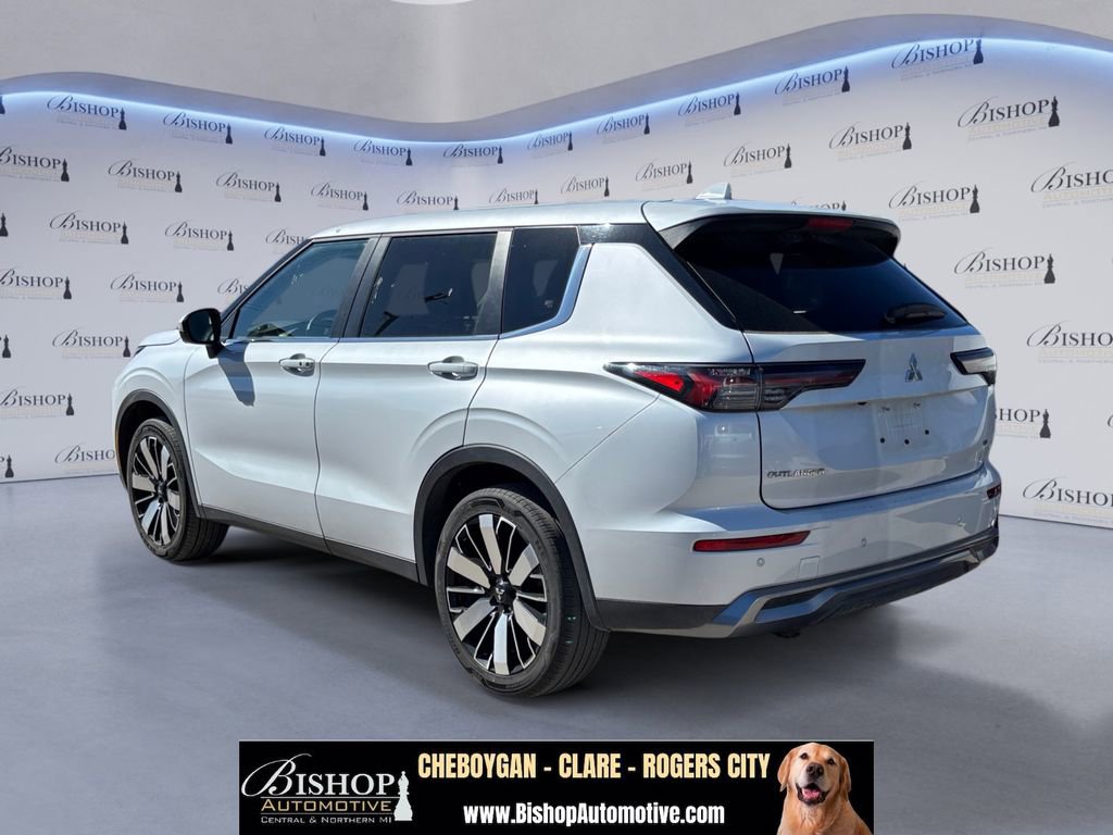 Used 2025 Mitsubishi Outlander AWD image 3